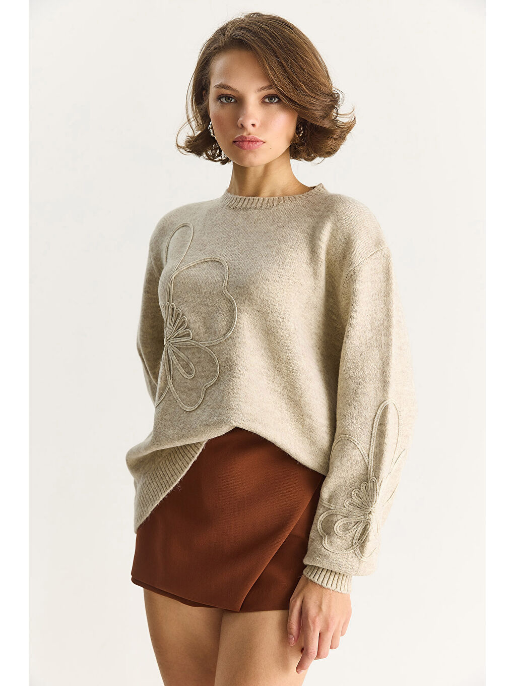 Bej Kadın Yumuşak Dokulu Çiçek Desen İşlmeli Triko Kazak-2