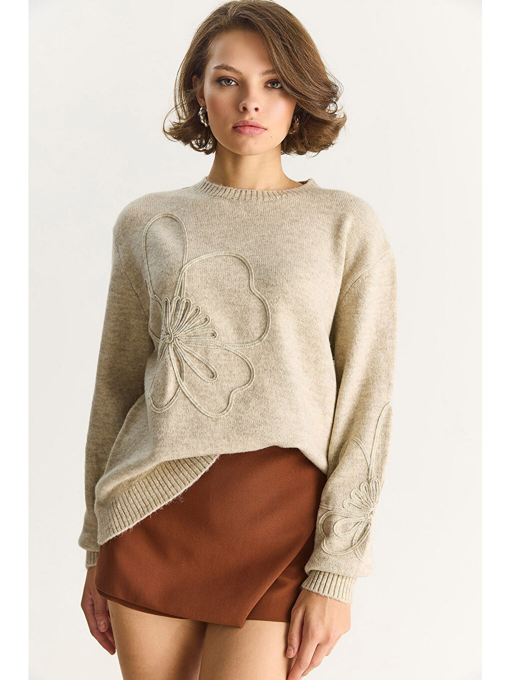 Bej Kadın Yumuşak Dokulu Çiçek Desen İşlmeli Triko Kazak-3