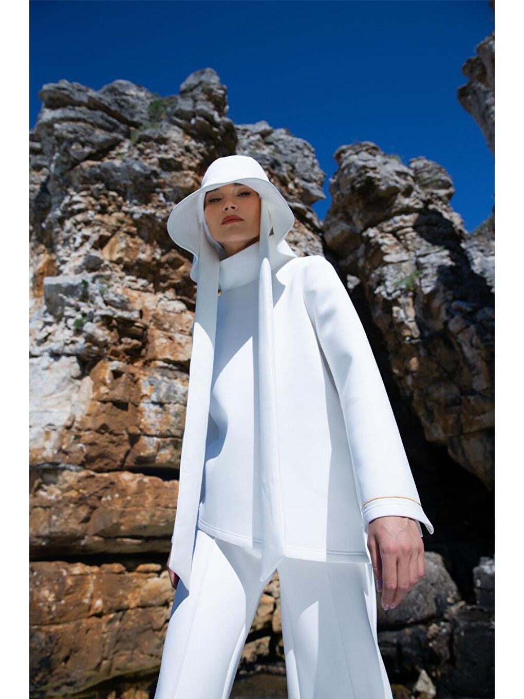 Beyaz-Dik Yaka Kolu Yırtmaçlı Scuba Bluz