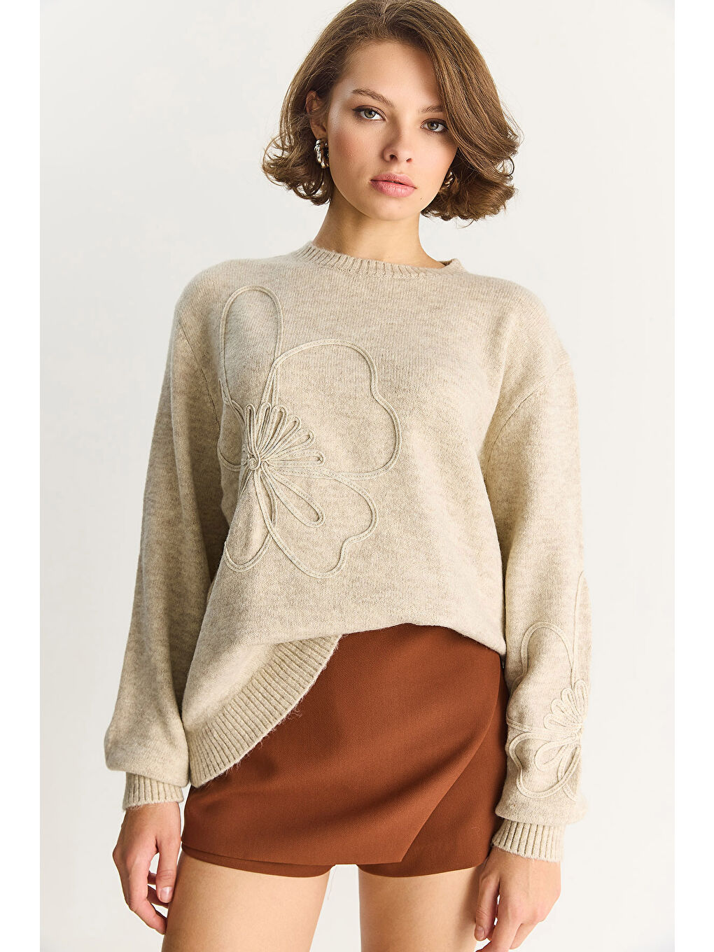 Bej Kadın Yumuşak Dokulu Çiçek Desen İşlmeli Triko Kazak-4