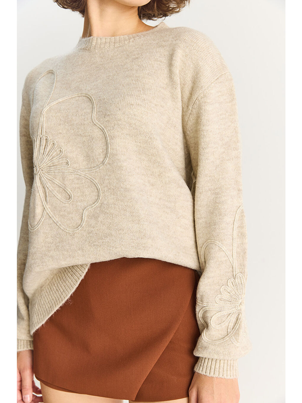 Bej Kadın Yumuşak Dokulu Çiçek Desen İşlmeli Triko Kazak-5