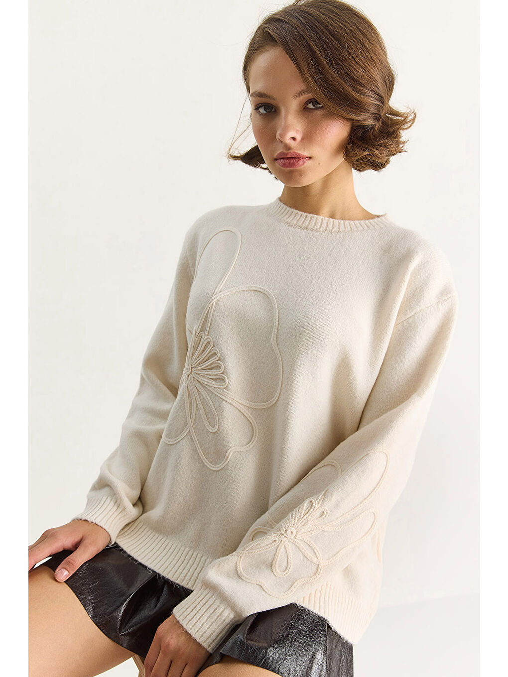 Ekru Kadın Yumuşak Dokulu Çiçek Desen İşlmeli Triko Kazak