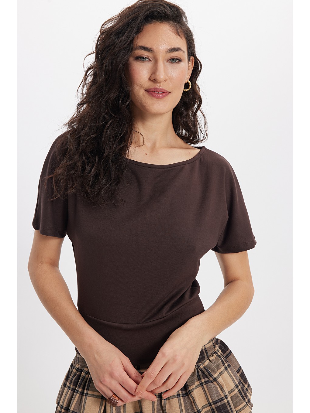 Kadın Slim Fit Dar Kesim Kısa Kollu Kayık Yaka Kahverengi Tişört-2