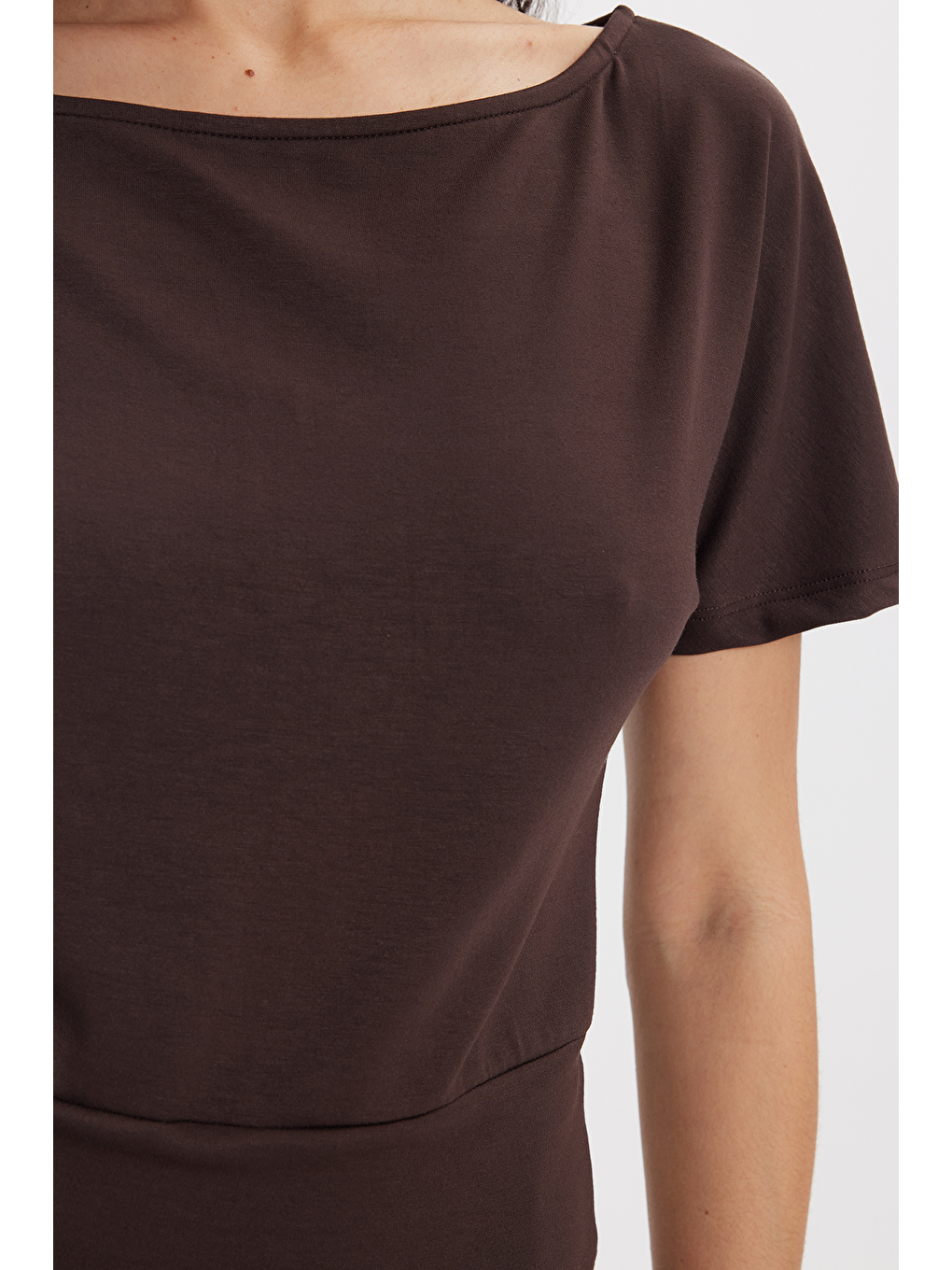 Kadın Slim Fit Dar Kesim Kısa Kollu Kayık Yaka Kahverengi Tişört-3
