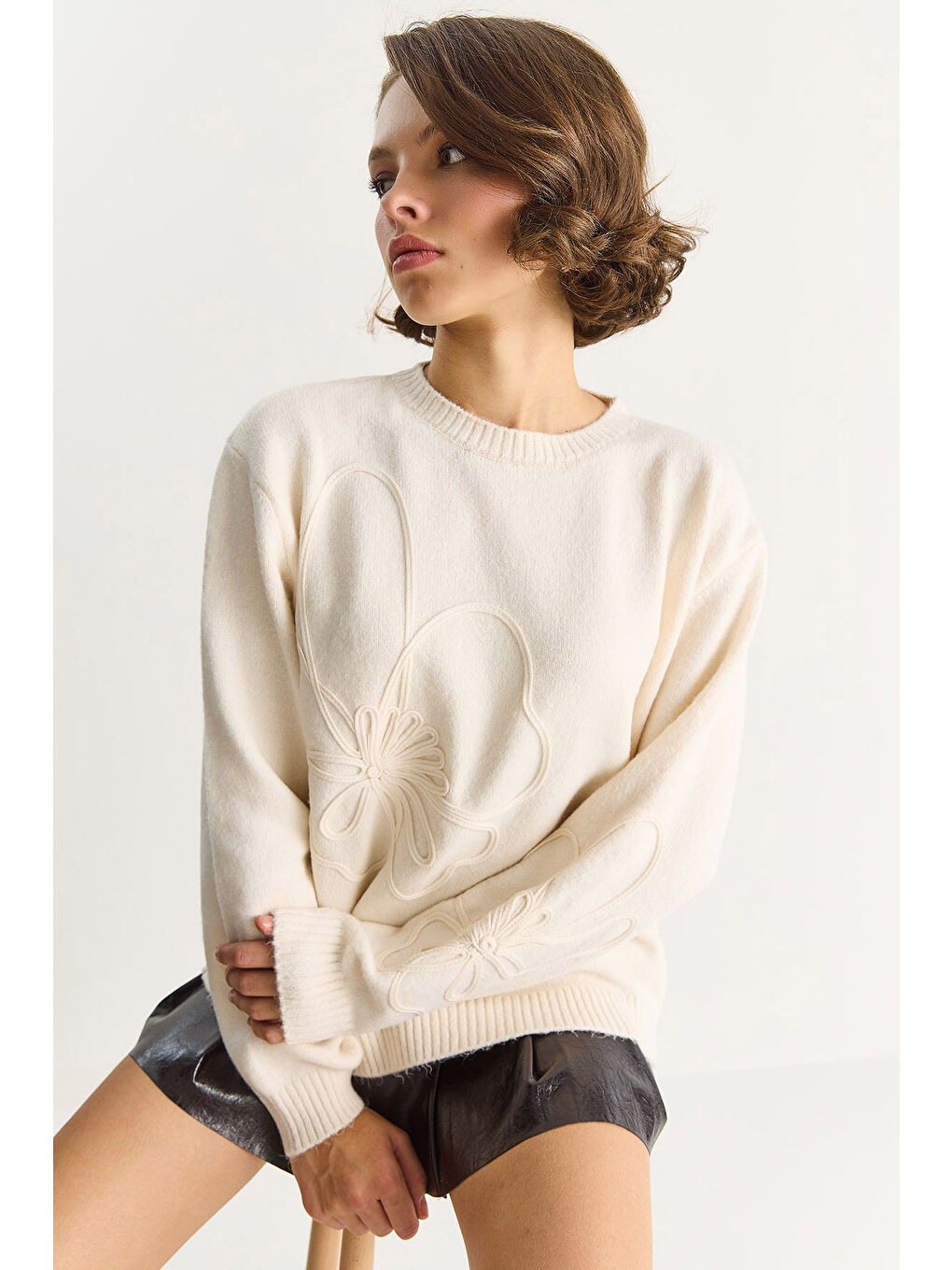 Ekru Kadın Yumuşak Dokulu Çiçek Desen İşlmeli Triko Kazak-2