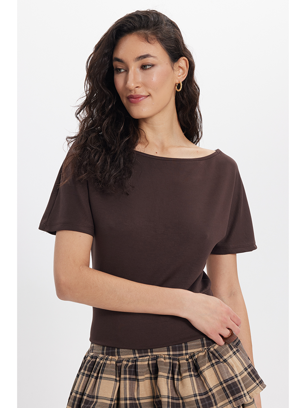 Kadın Slim Fit Dar Kesim Kısa Kollu Kayık Yaka Kahverengi Tişört-6