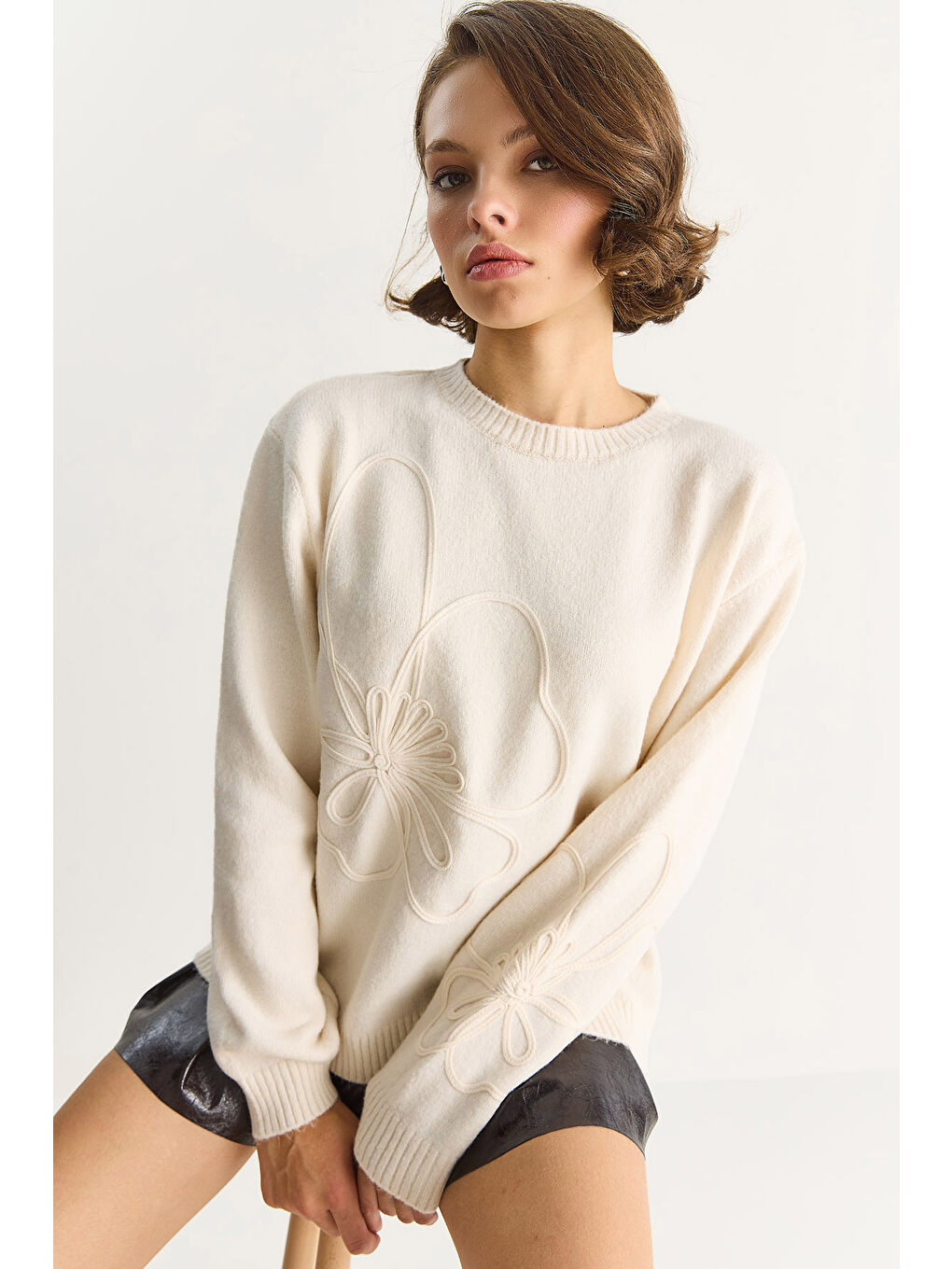 Ekru Kadın Yumuşak Dokulu Çiçek Desen İşlmeli Triko Kazak-3