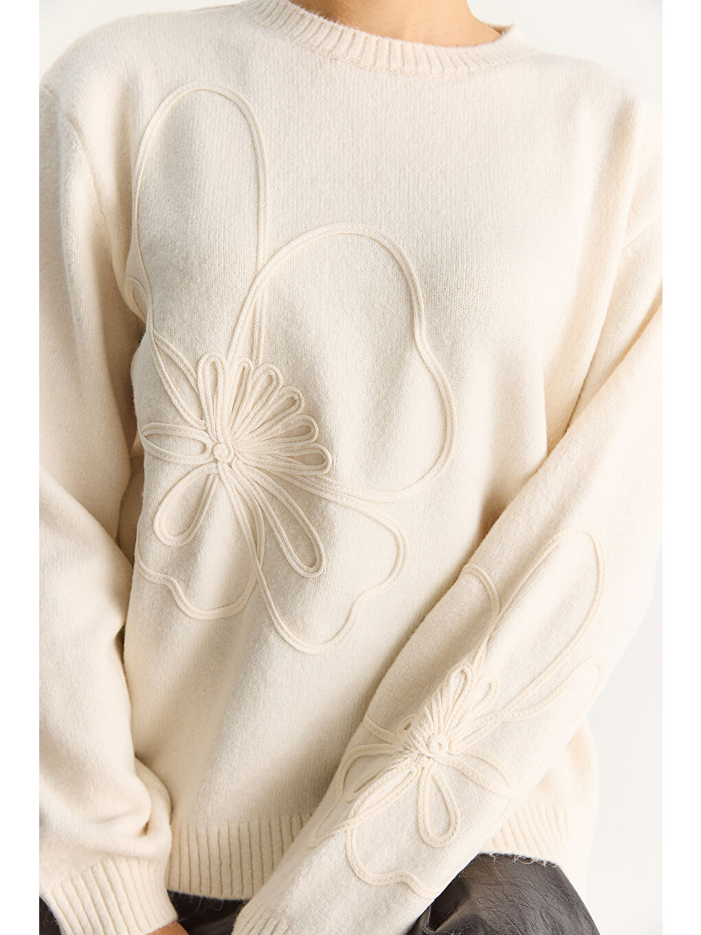 Ekru Kadın Yumuşak Dokulu Çiçek Desen İşlmeli Triko Kazak-4