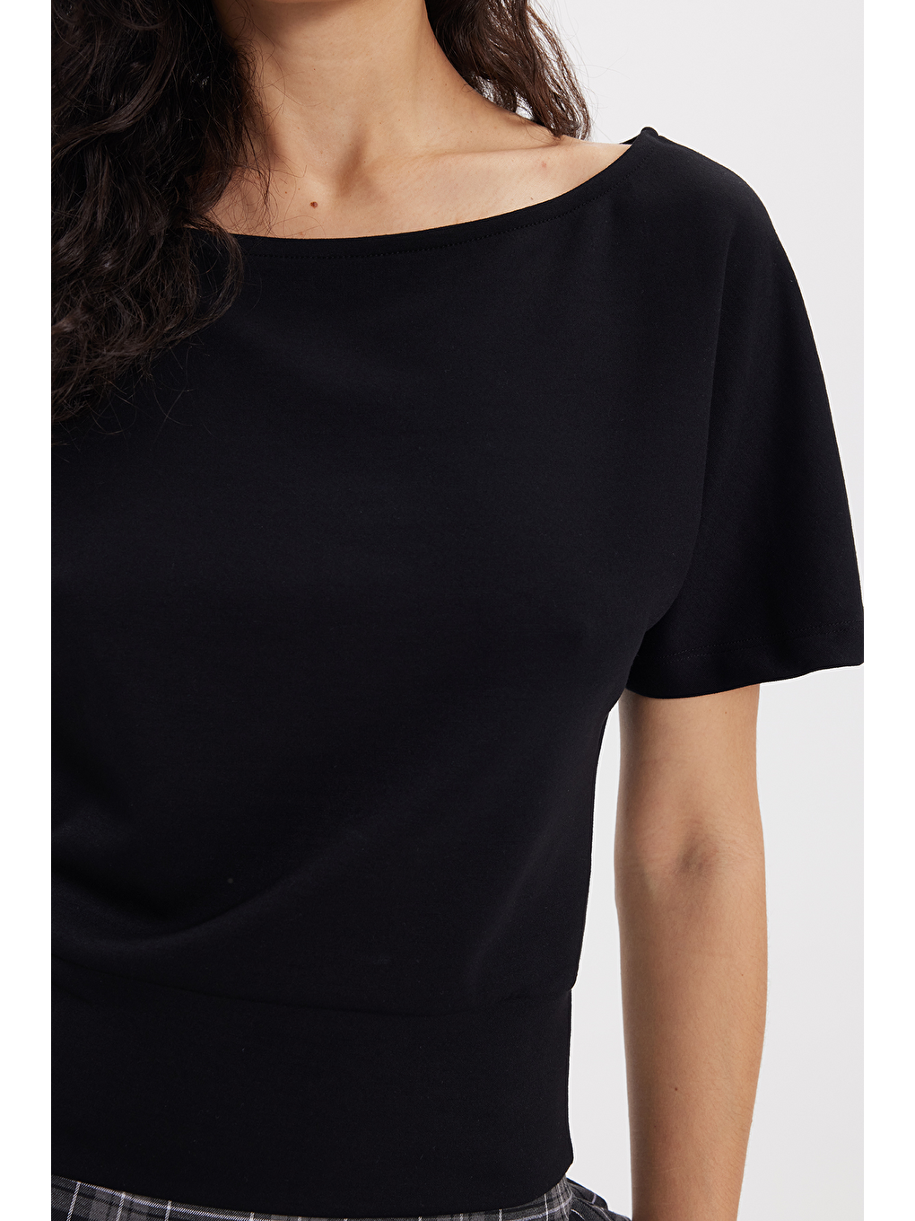 Kadın Slim Fit Dar Kesim Kısa Kollu Kayık Yaka Siyah Tişört-3