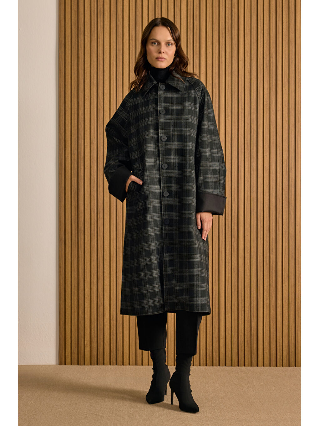 Siyah Çift Taraflı Kullanılan Seyyar Kapüşonlu Trençkot-1