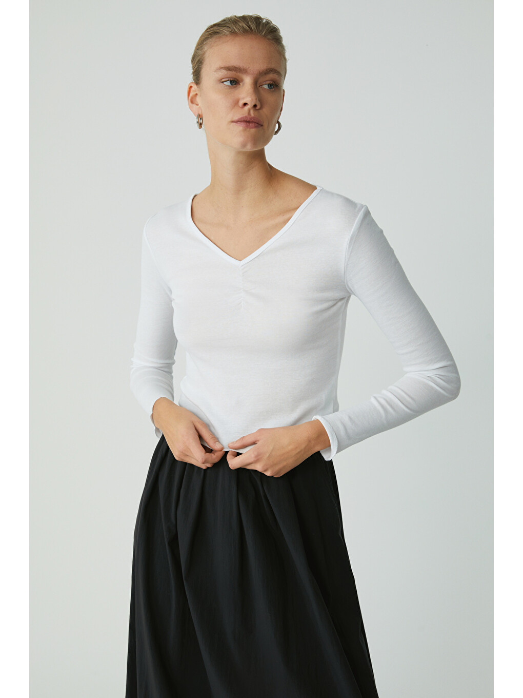 Gıllıs Kadın Regular Fit Normal Kalıp Pamuklu V Yakalı Uzun Kol Basic Beyaz Bluz-3