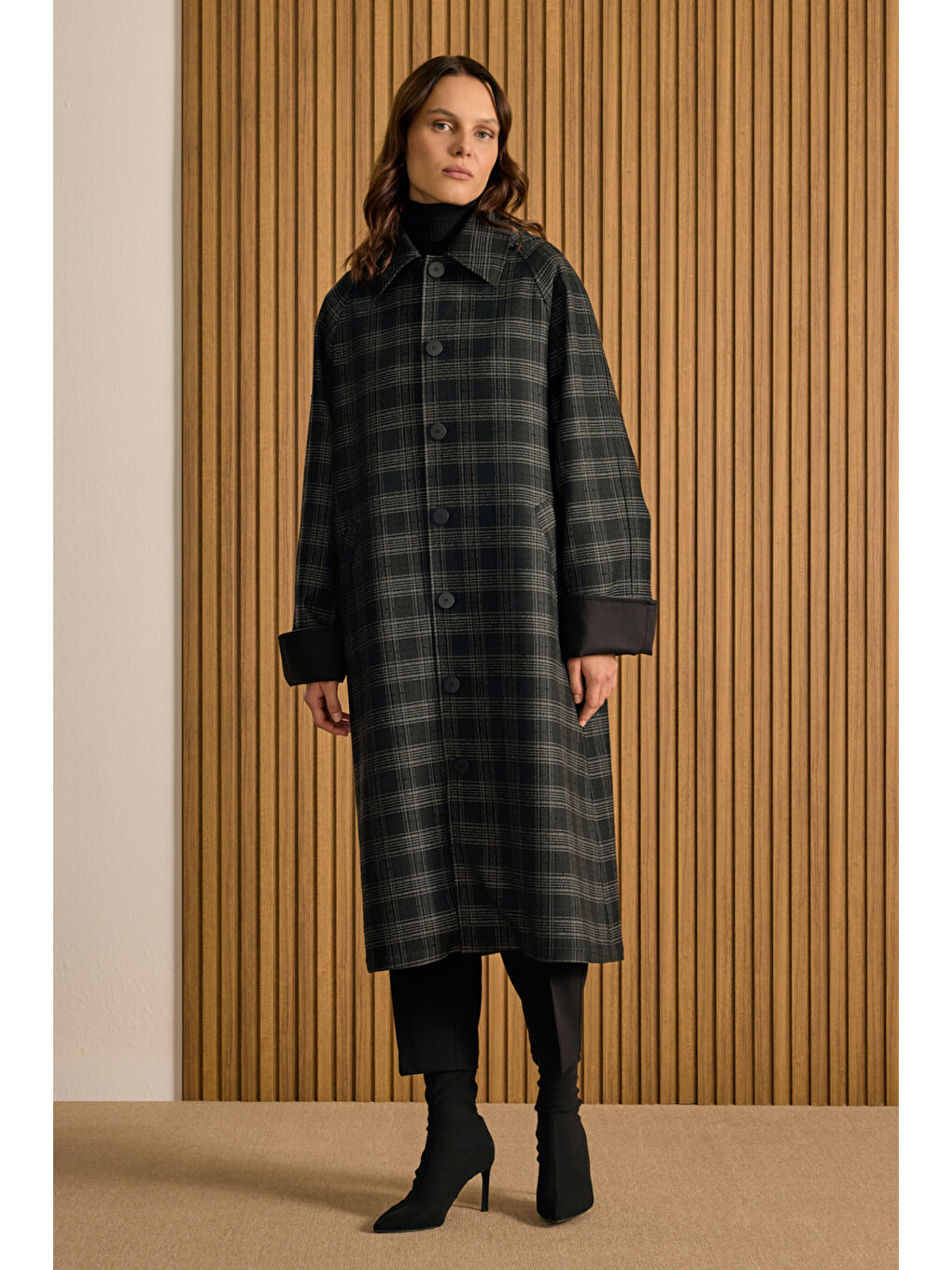 Siyah Çift Taraflı Kullanılan Seyyar Kapüşonlu Trençkot-2