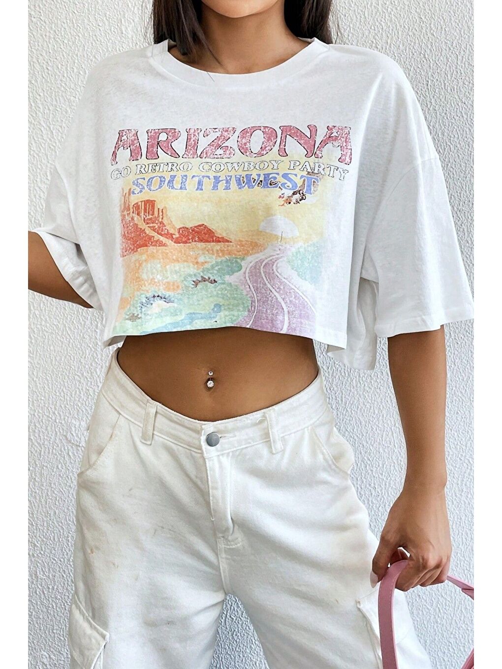 Kadın Beyaz Bisiklet Yaka Arizona Baskılı Geniş Crop T Shirt-2