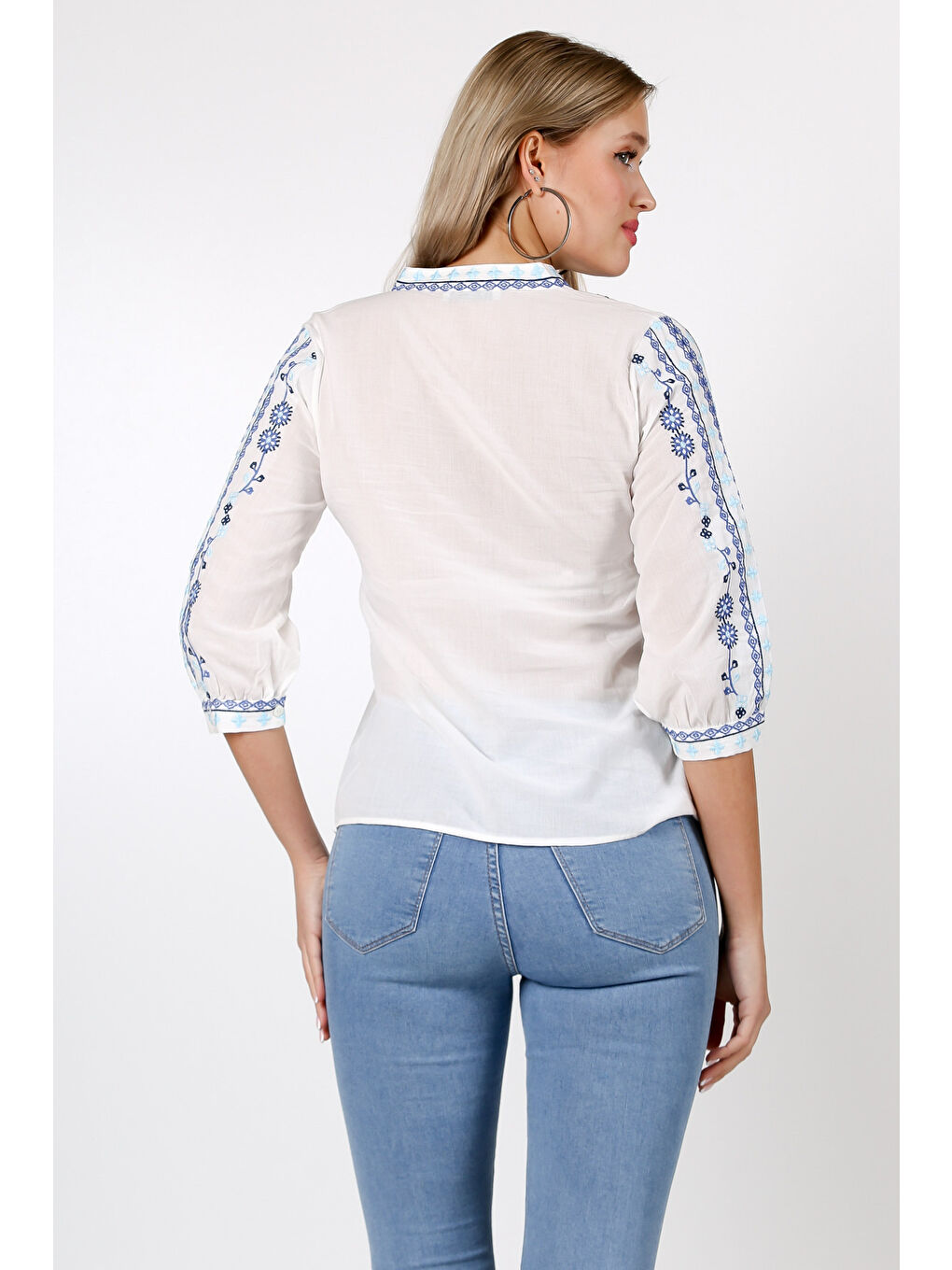 Beyaz Nakışlı Yaka 3/4 Kol Yaka Ve Kol Ucu Nakışlı Dokuma Bluz-1
