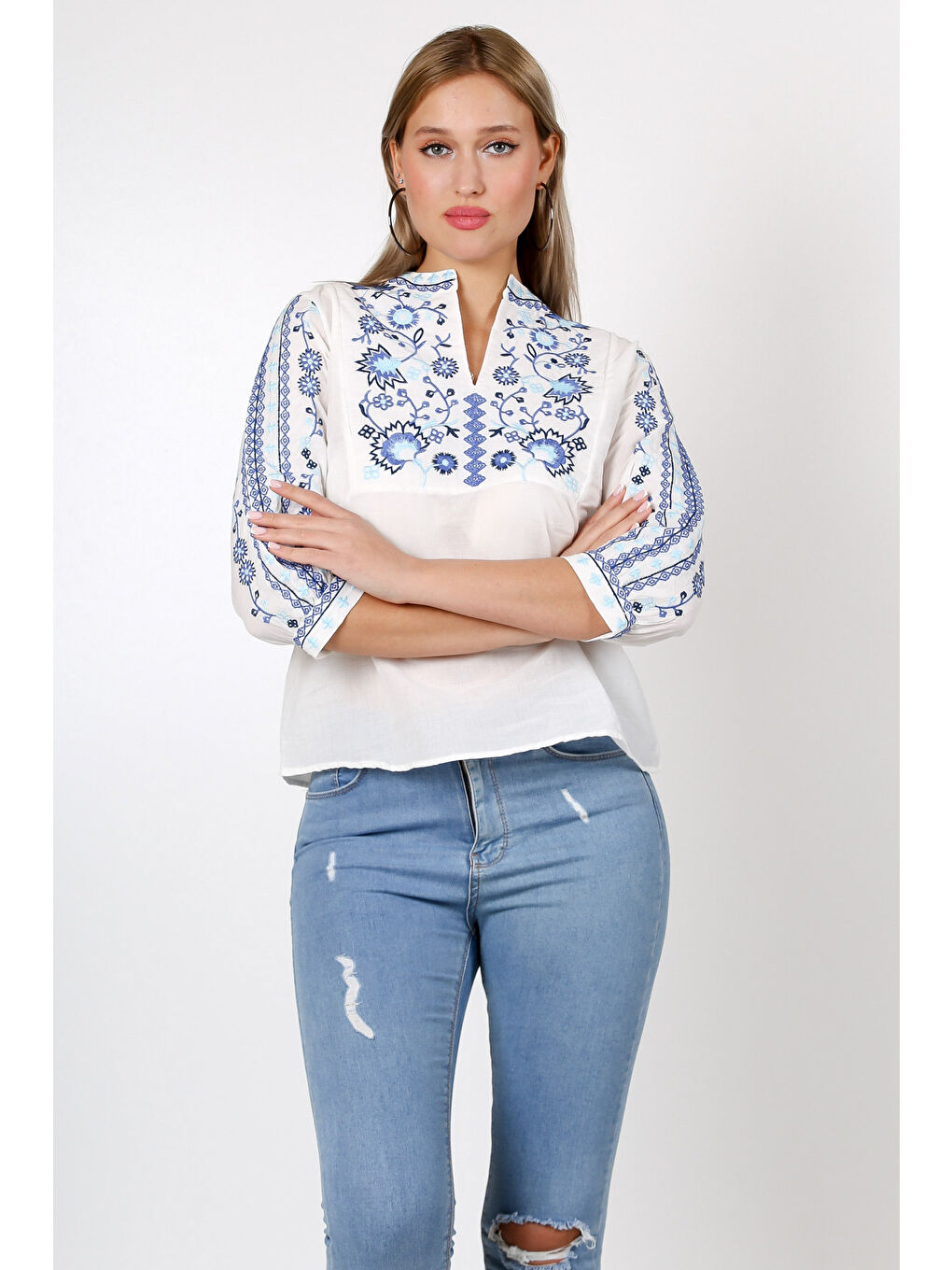 Beyaz Nakışlı Yaka 3/4 Kol Yaka Ve Kol Ucu Nakışlı Dokuma Bluz-2