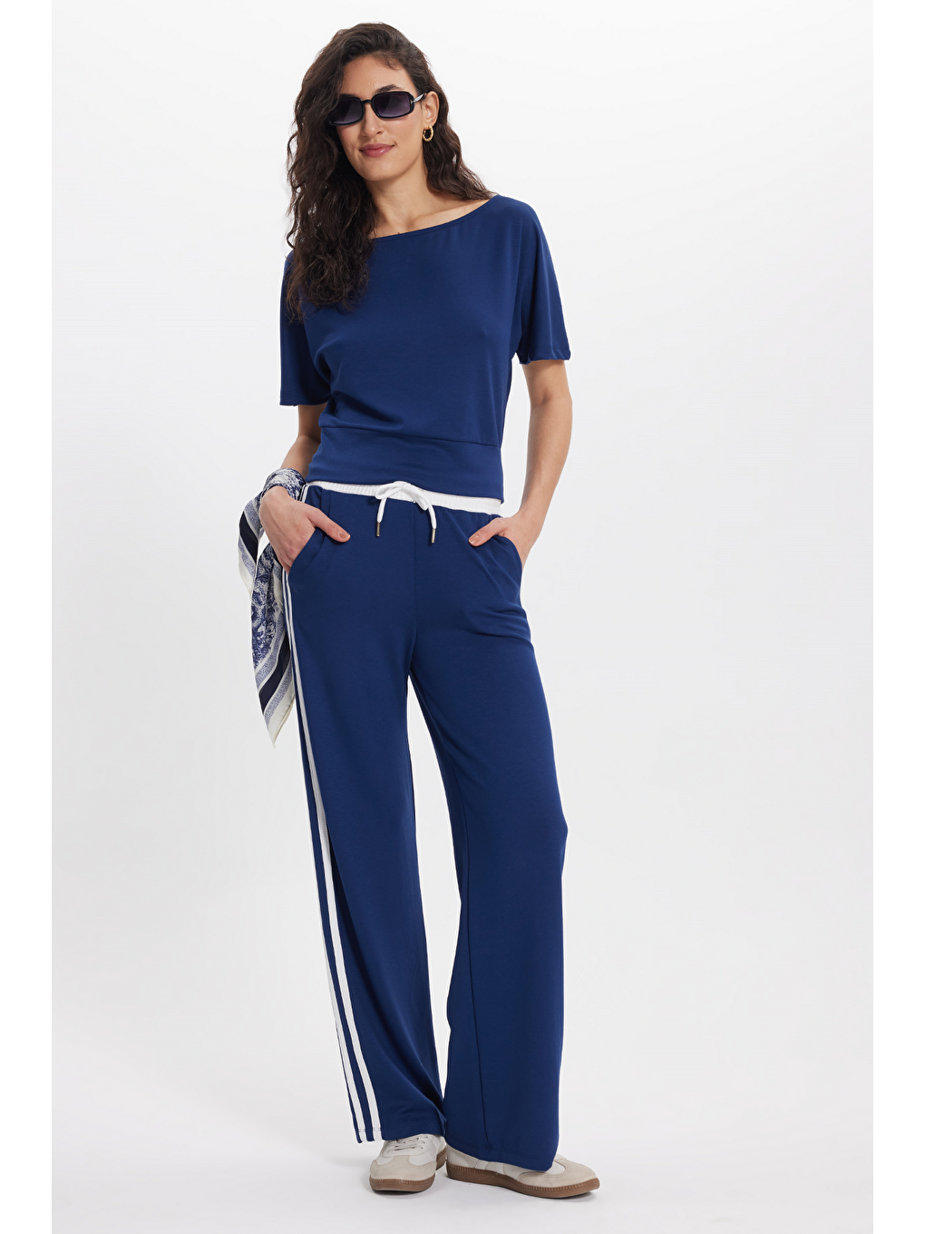 Kadın Slim Fit Dar Kesim Kısa Kollu Kayık Yaka Lacivert Tişört-1
