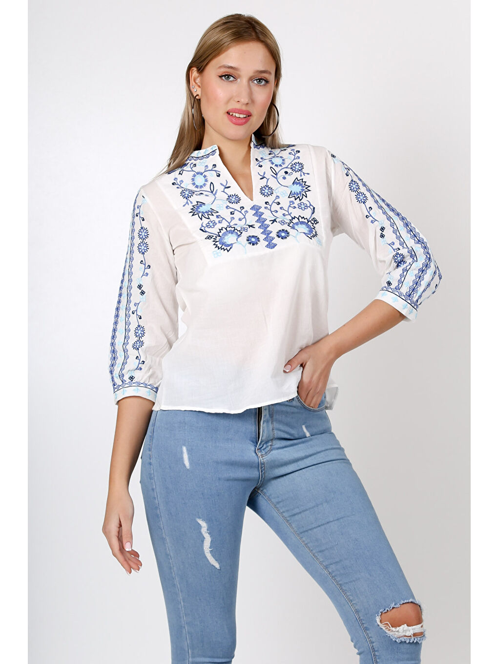 Beyaz Nakışlı Yaka 3/4 Kol Yaka Ve Kol Ucu Nakışlı Dokuma Bluz-3