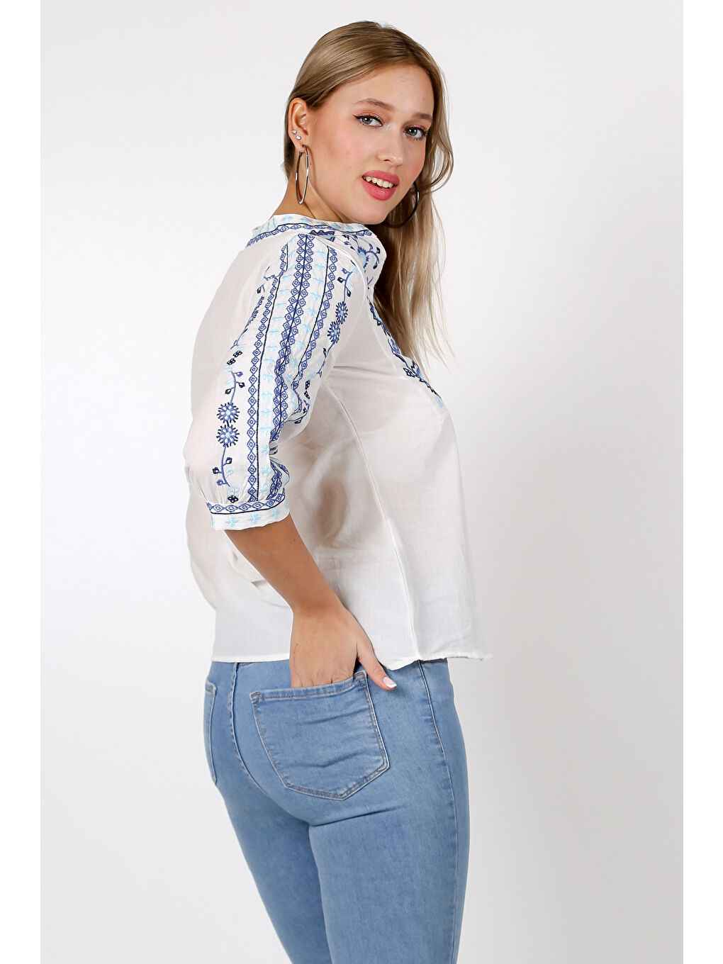 Beyaz Nakışlı Yaka 3/4 Kol Yaka Ve Kol Ucu Nakışlı Dokuma Bluz-4