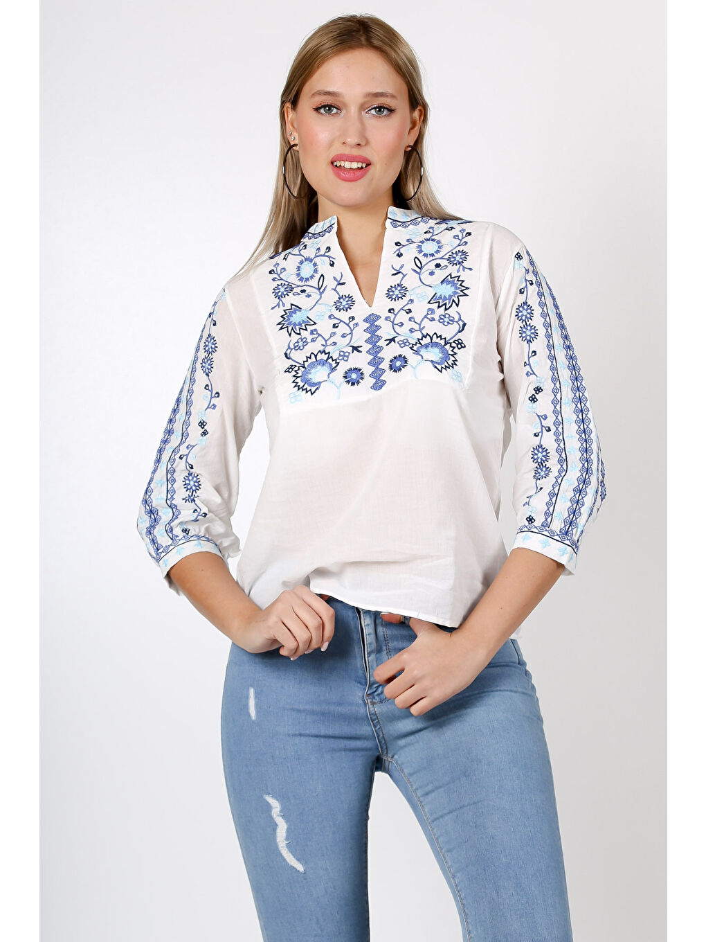 Beyaz Nakışlı Yaka 3/4 Kol Yaka Ve Kol Ucu Nakışlı Dokuma Bluz-5