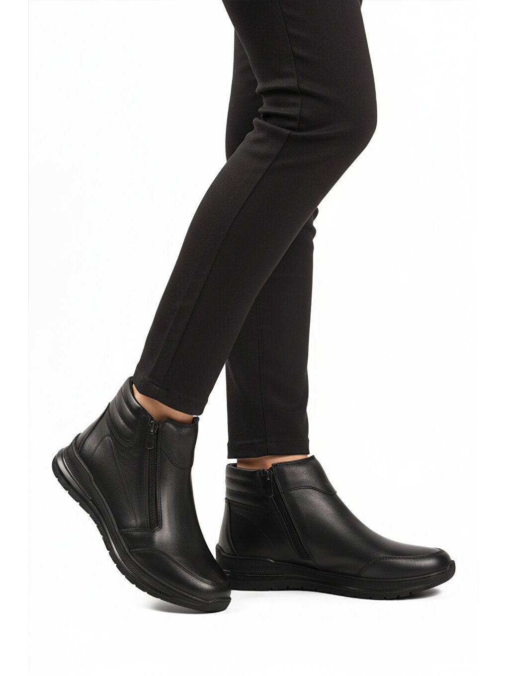 Siyah Hakiki Deri Fermuarlı Kaymaz Taban Kadın Bot 2004 Z