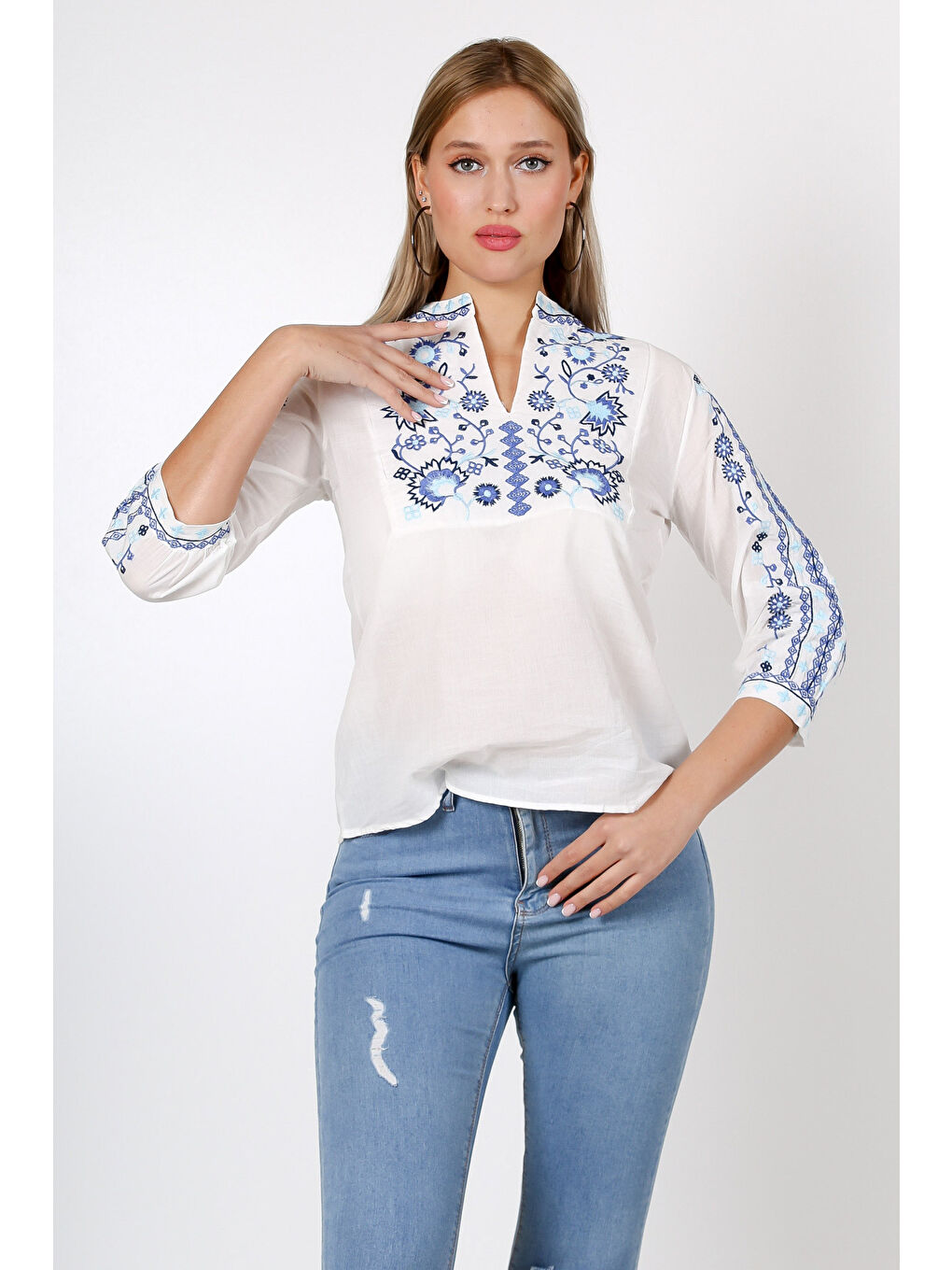 Beyaz Nakışlı Yaka 3/4 Kol Yaka Ve Kol Ucu Nakışlı Dokuma Bluz-6