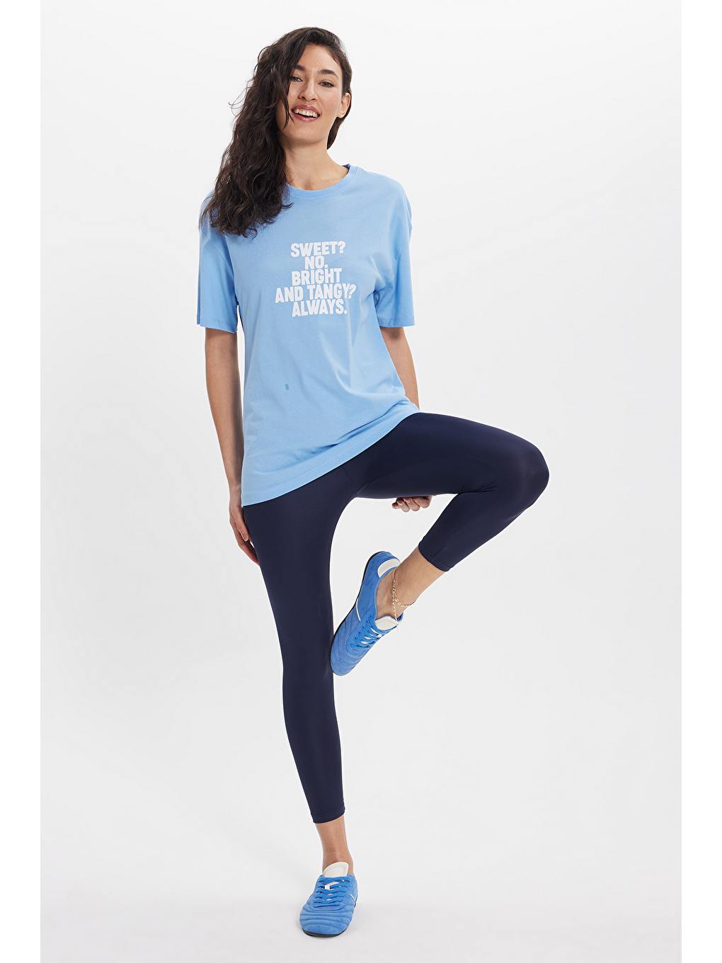 Kadın Relax Fit Rahat Kesim %100 Pamuk Bisiklet Yaka Kısa Kollu Baskılı Mavi Tişört-4