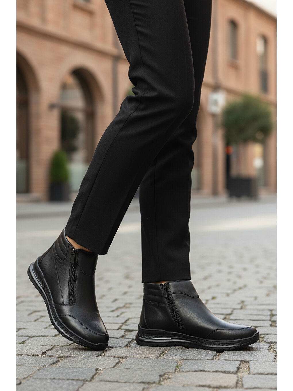 Siyah Hakiki Deri Fermuarlı Kaymaz Taban Kadın Bot 2004 Z-2