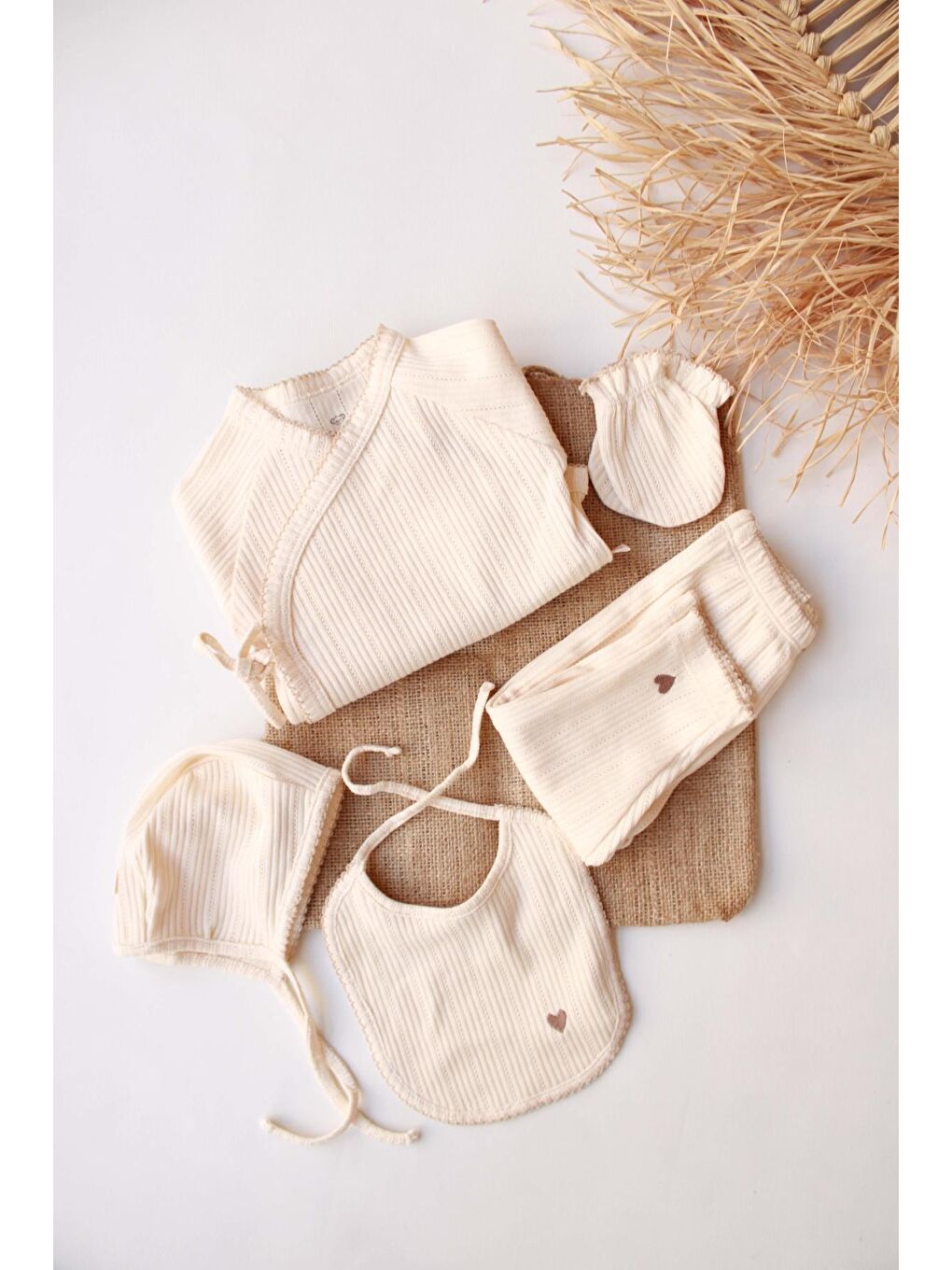 Ekru Kalp Nakışlı 5li Kruvaze Yenidoğan Set-3