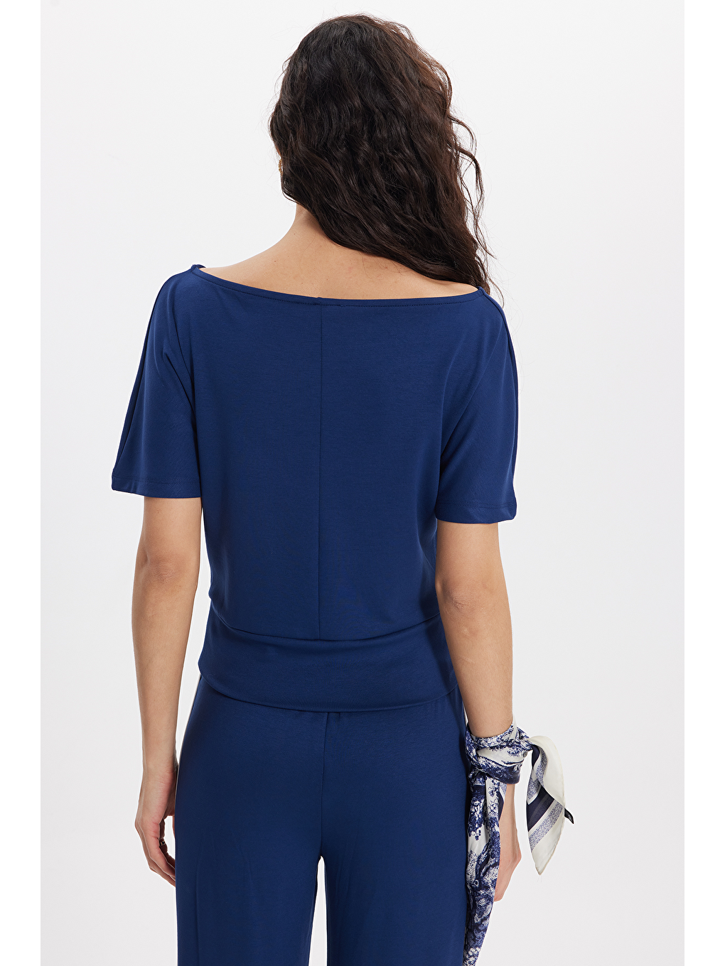 Kadın Slim Fit Dar Kesim Kısa Kollu Kayık Yaka Lacivert Tişört-5