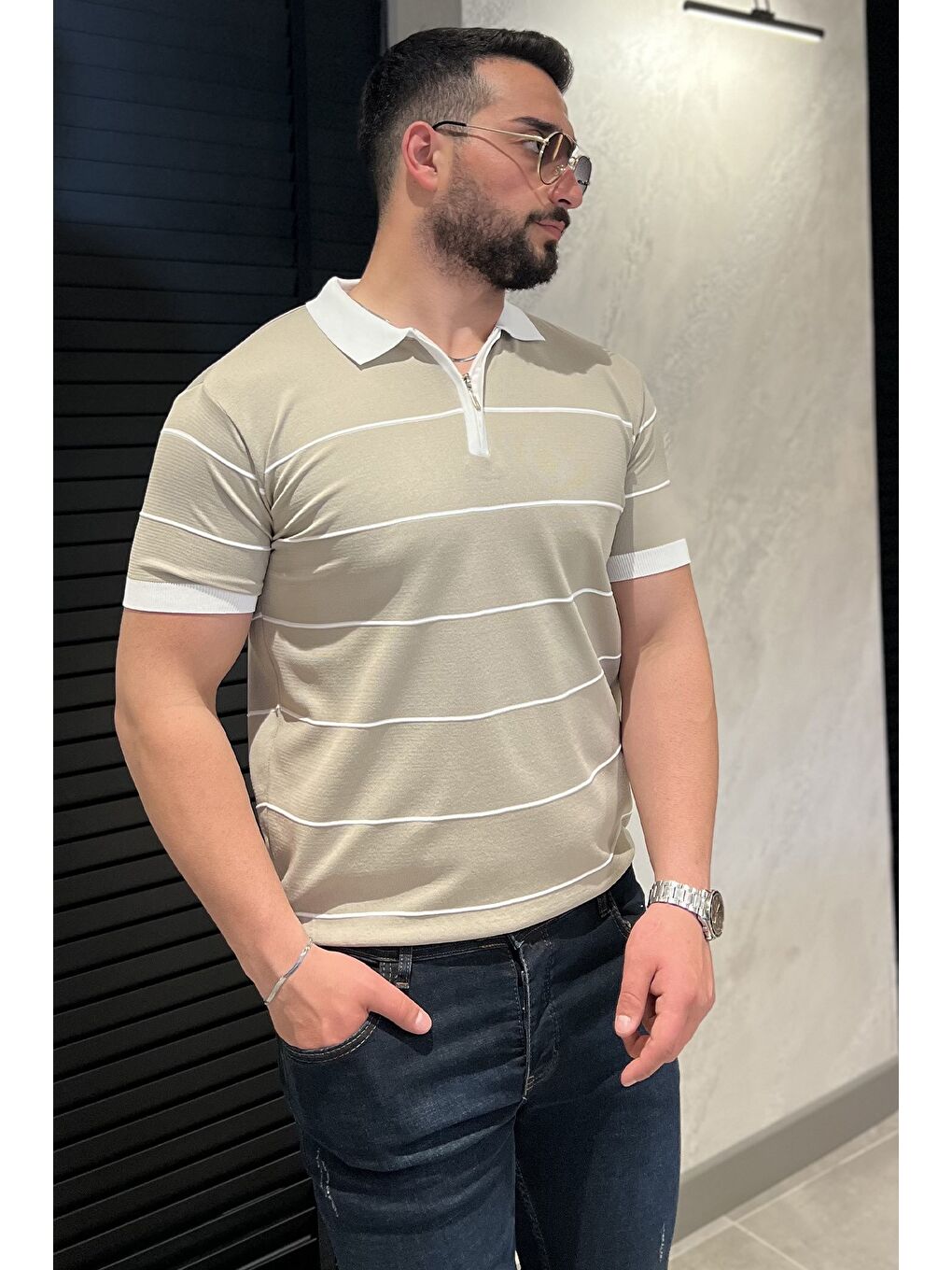 Bej Erkek Polo Yaka Yarım Fermuarlı Çizgi Desenli Triko Tişört-1