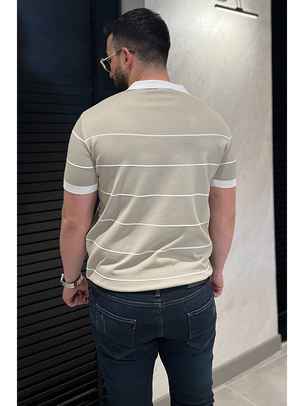 Bej Erkek Polo Yaka Yarım Fermuarlı Çizgi Desenli Triko Tişört-2