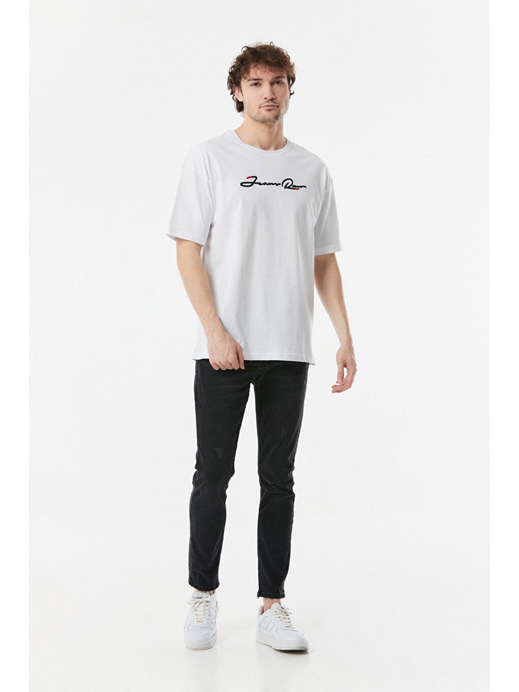 Beyaz Nakışlı Bisiklet Yaka Oversize Tişört-1