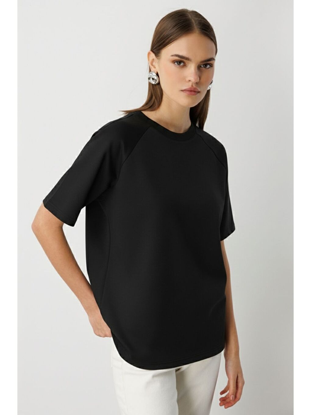 Yuvarla Yaka Yumuşak Dokulu Siyah Tişört-1