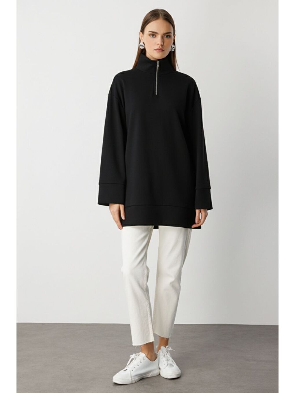 Dik Yaka Yumuşak Dokulu Siyah Sweatshirt