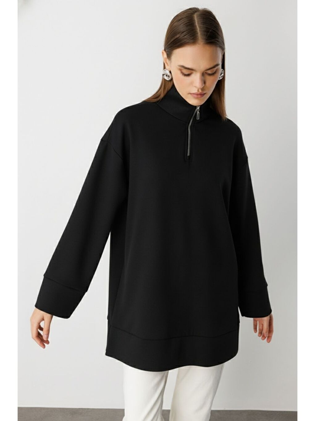 Dik Yaka Yumuşak Dokulu Siyah Sweatshirt-2