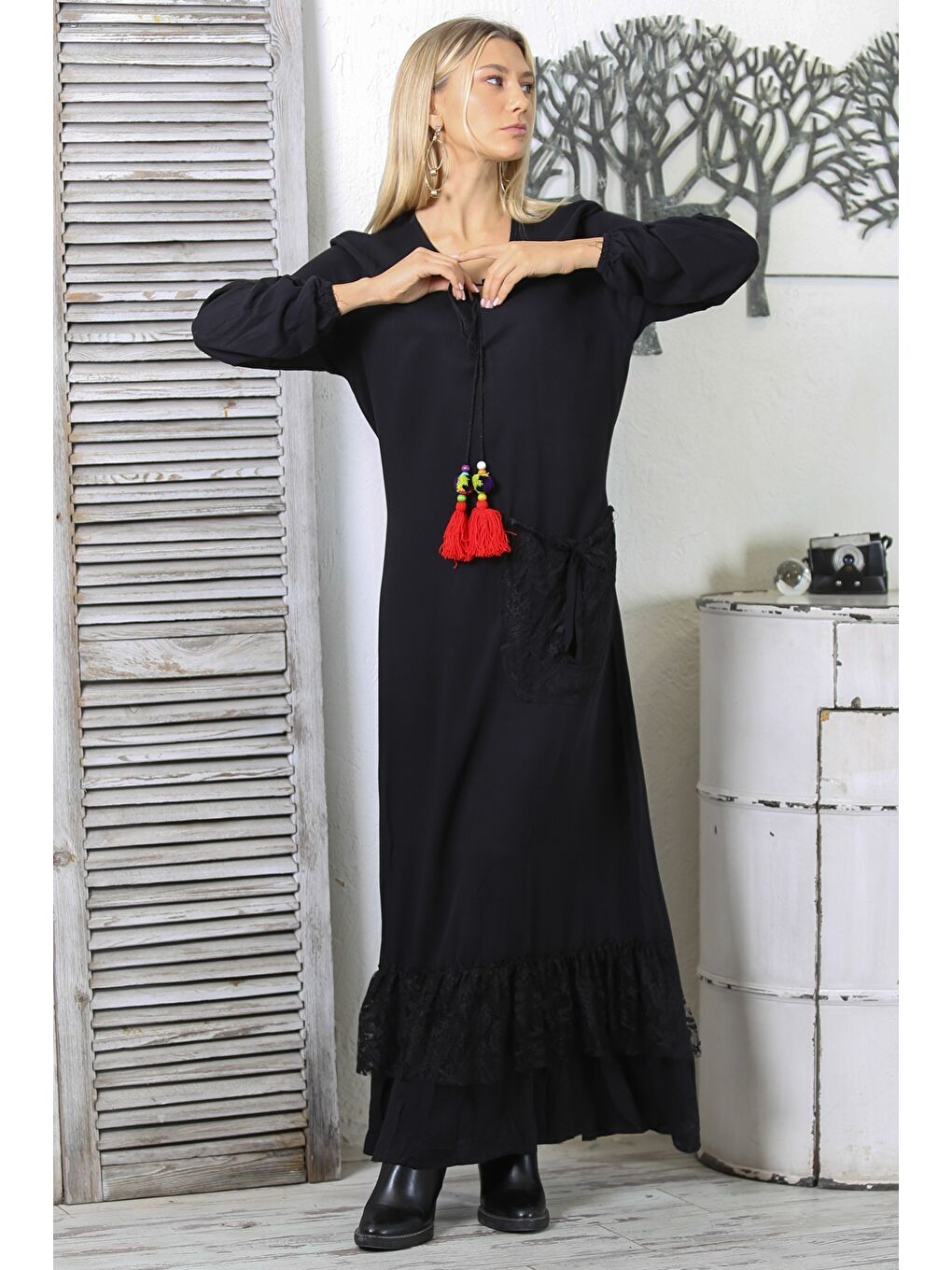 Siyah-Kırmızı Yuvarlak Yaka Uzun Kol Bağlamalı Tek Cepli Dantelli Long Fit Örme Geniş Kesim Elbise-3