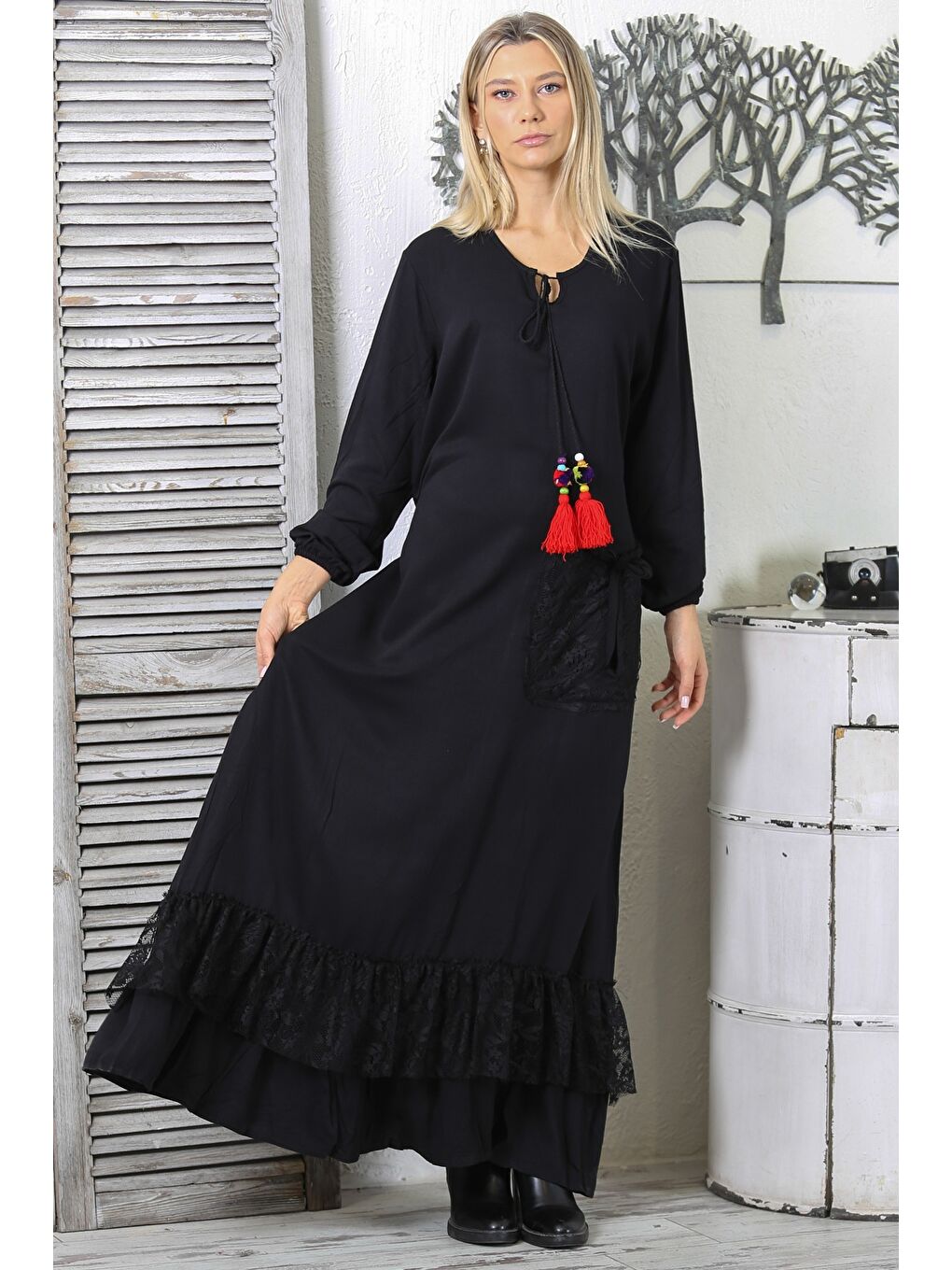 Siyah-Kırmızı Yuvarlak Yaka Uzun Kol Bağlamalı Tek Cepli Dantelli Long Fit Örme Geniş Kesim Elbise-4