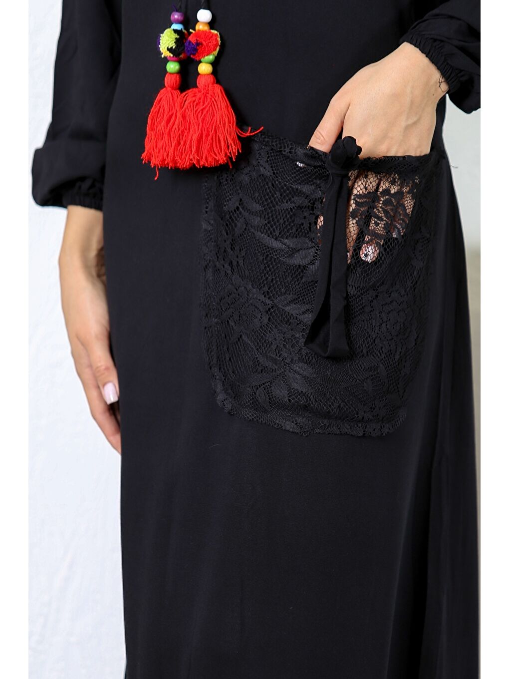 Siyah-Kırmızı Yuvarlak Yaka Uzun Kol Bağlamalı Tek Cepli Dantelli Long Fit Örme Geniş Kesim Elbise-7