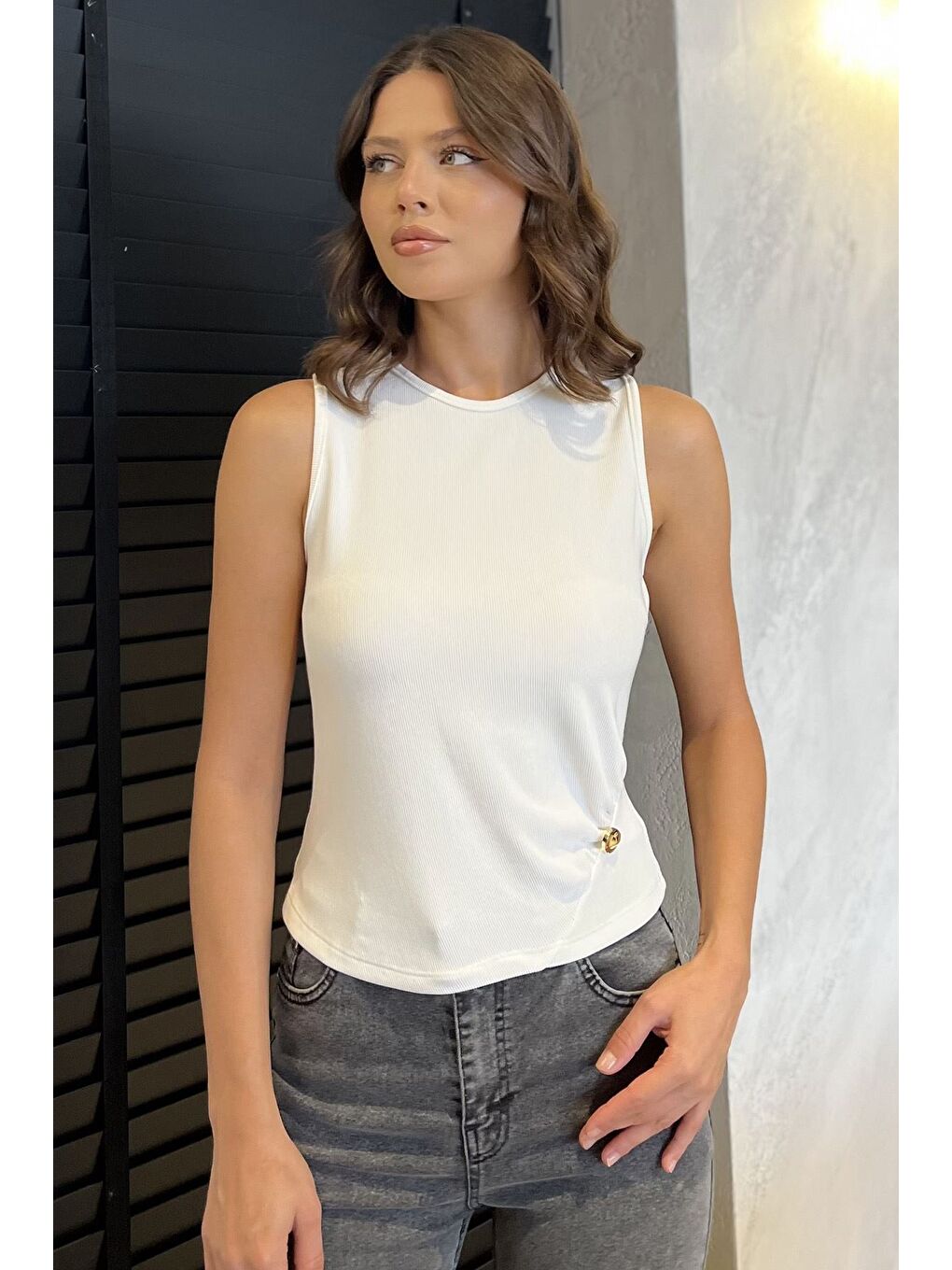 Ekru Yan Büzgülü Düğme Detaylı Sıfır Kol Bluz