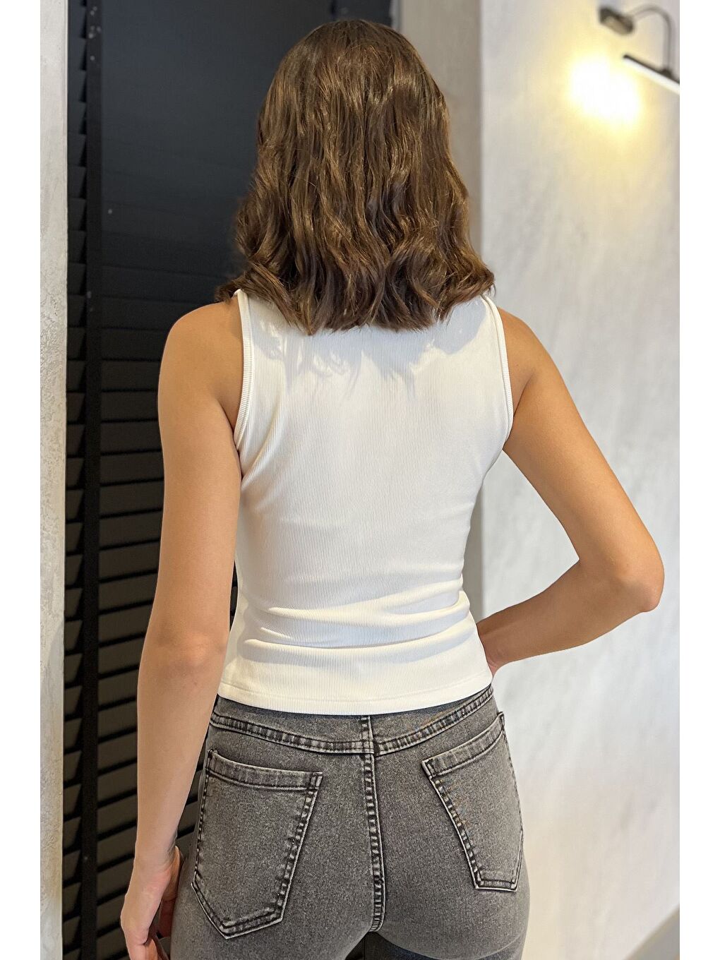 Ekru Yan Büzgülü Düğme Detaylı Sıfır Kol Bluz-2