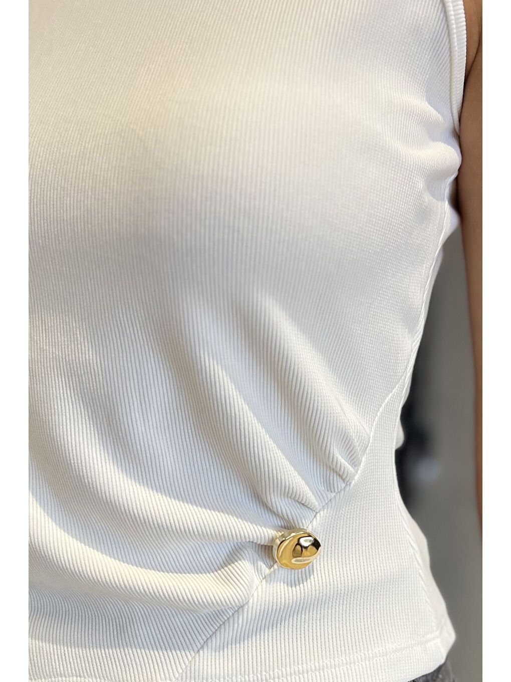 Ekru Yan Büzgülü Düğme Detaylı Sıfır Kol Bluz-3