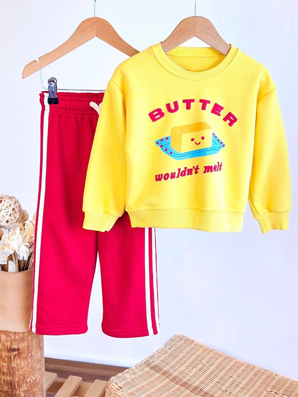 Karışık Çocuk Pamuklu Sarı Baskılı Sweatshirt Ve Kırmızı Şeritli Pantolon Takımı-1