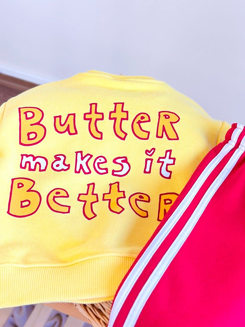 Karışık Çocuk Pamuklu Sarı Baskılı Sweatshirt Ve Kırmızı Şeritli Pantolon Takımı-2