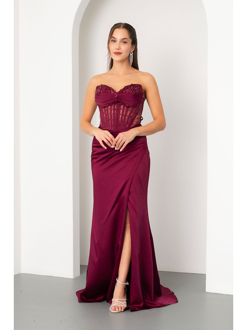 Kadın Mürdüm Straplez Boncuklu Uzun Saten Abiye Elbise