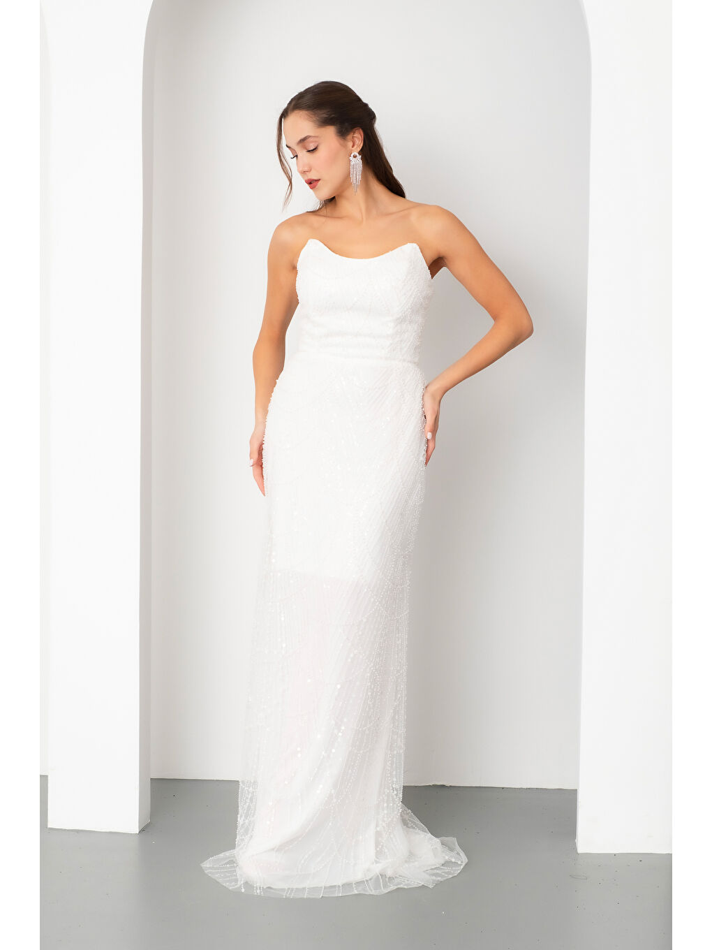 Kadın Beyaz Straplez Boncuklu Uzun Balık Abiye Elbise-1