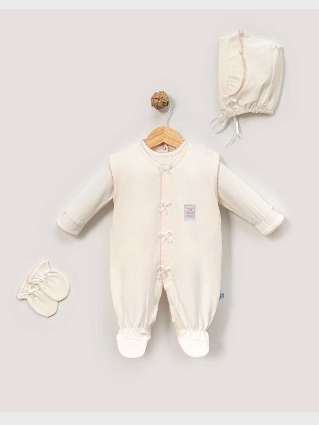 Kız Bebek Ekru Pamuklu Tulum Seti – Şapkalı Eldivenli Yenidoğan Hastane Çıkışı 4’lü Takım