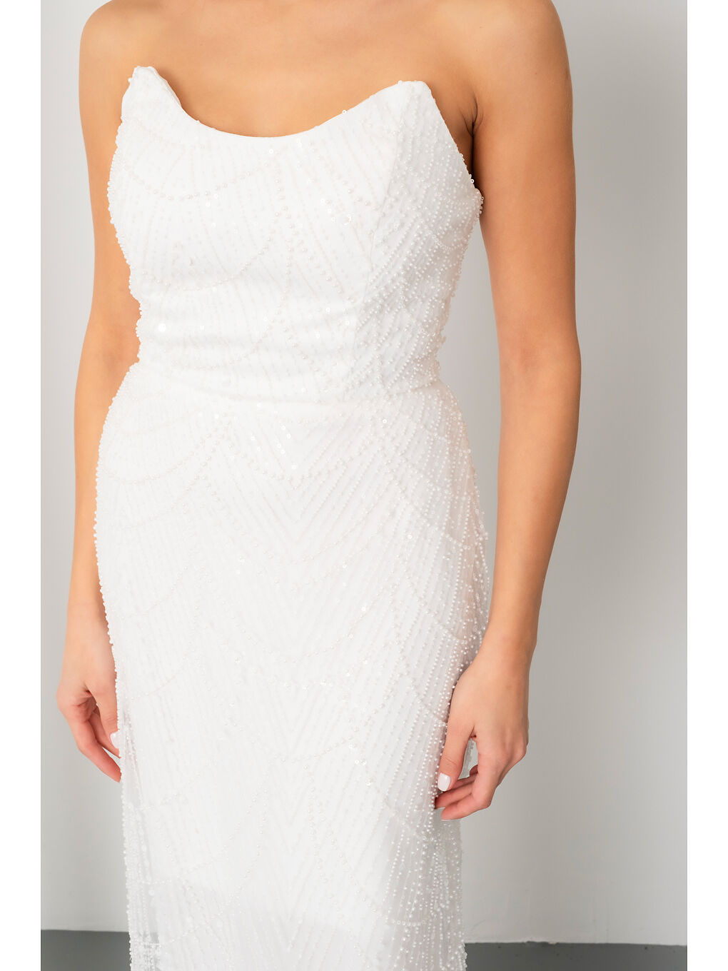 Kadın Beyaz Straplez Boncuklu Uzun Balık Abiye Elbise-3