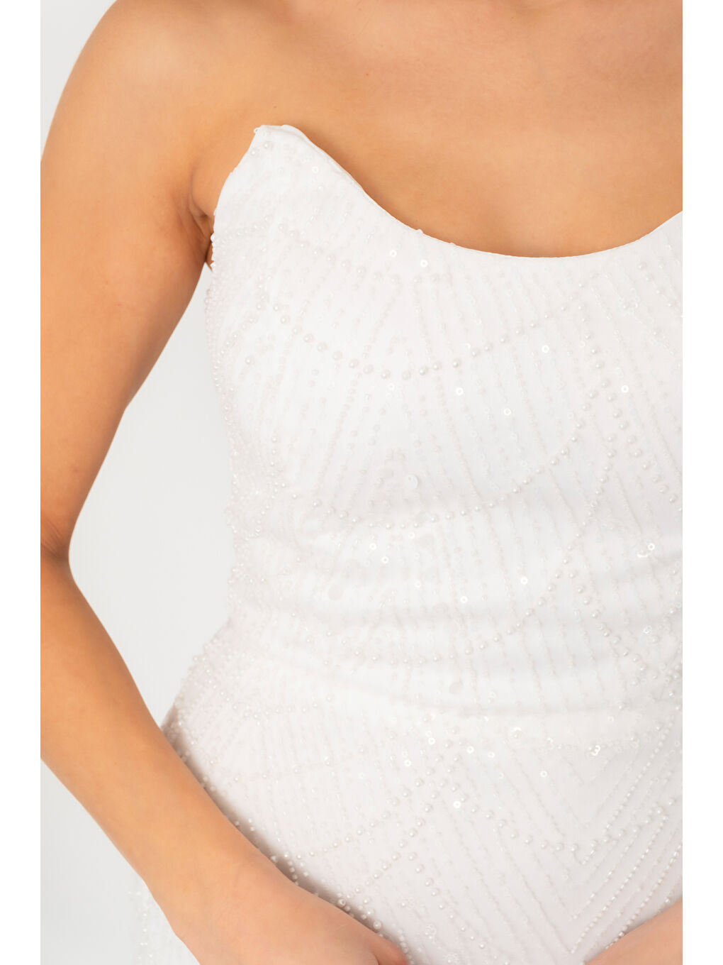 Kadın Beyaz Straplez Boncuklu Uzun Balık Abiye Elbise-4