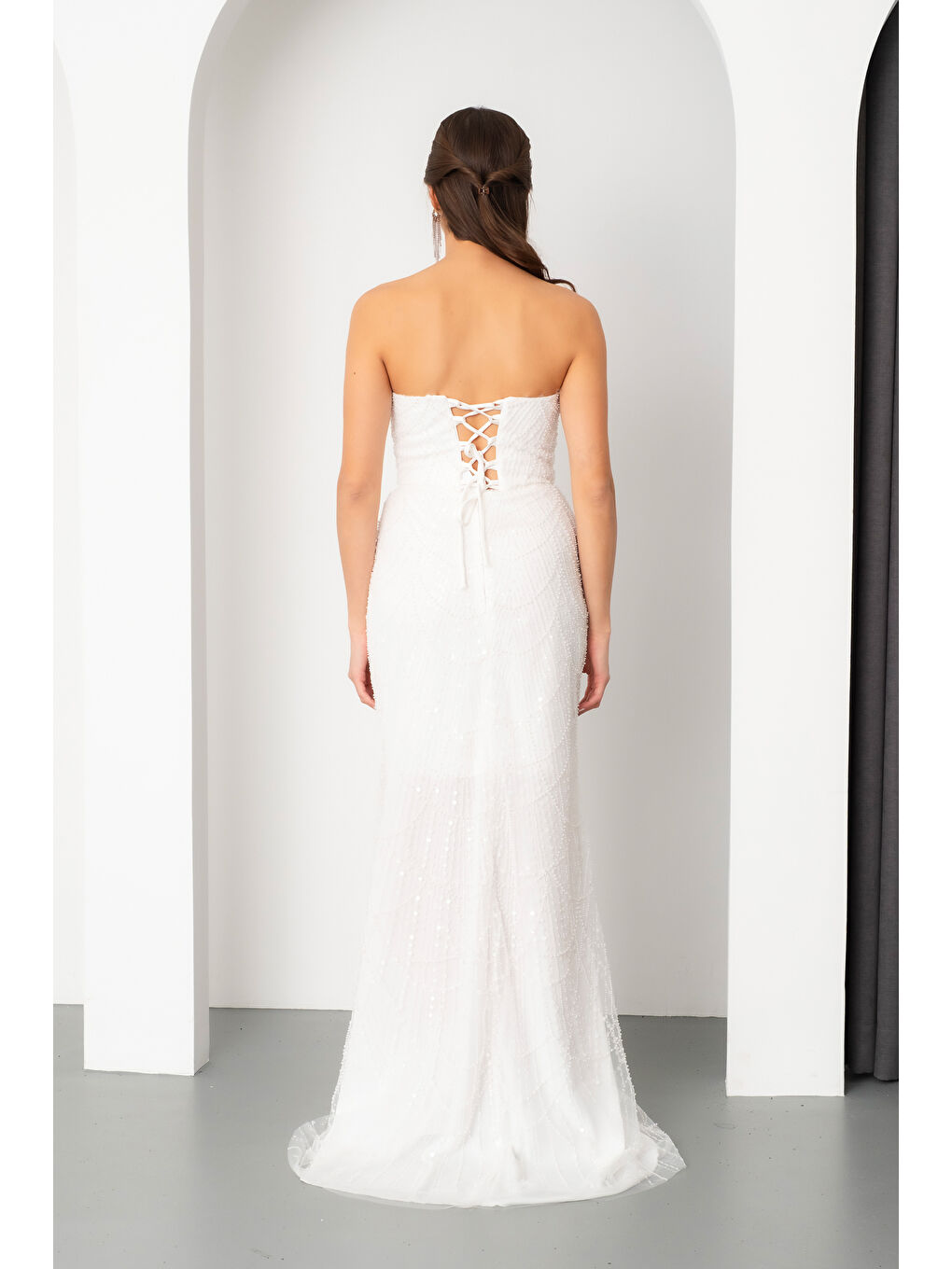 Kadın Beyaz Straplez Boncuklu Uzun Balık Abiye Elbise-5