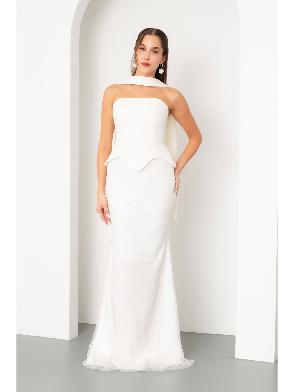 Kadın Beyaz Straplez Taşlı Uzun Balık Abiye